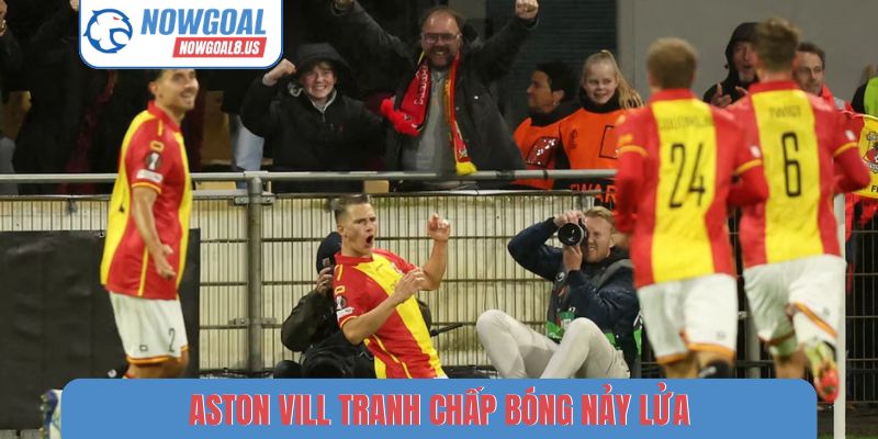 Aston Vill tranh chấp bóng nảy lửa